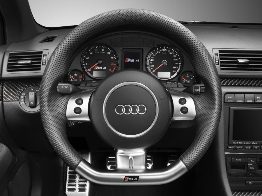 Панель приборов Audi RS4 Sedan (B7, 8E) 2005 года  (фото 20 из 48)